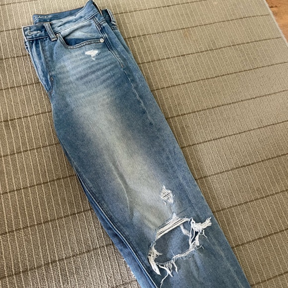 American eagle high waisted mom jean with holes at the knees - Picture 7 of 7